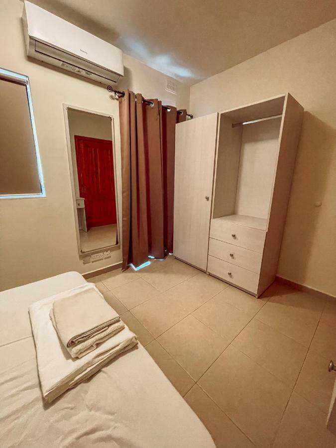 Stresa Court Apartments Saint Julian's Bagian luar foto