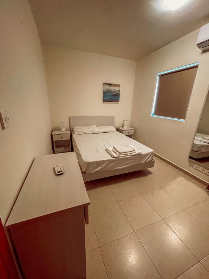 Stresa Court Apartments Saint Julian's Bagian luar foto