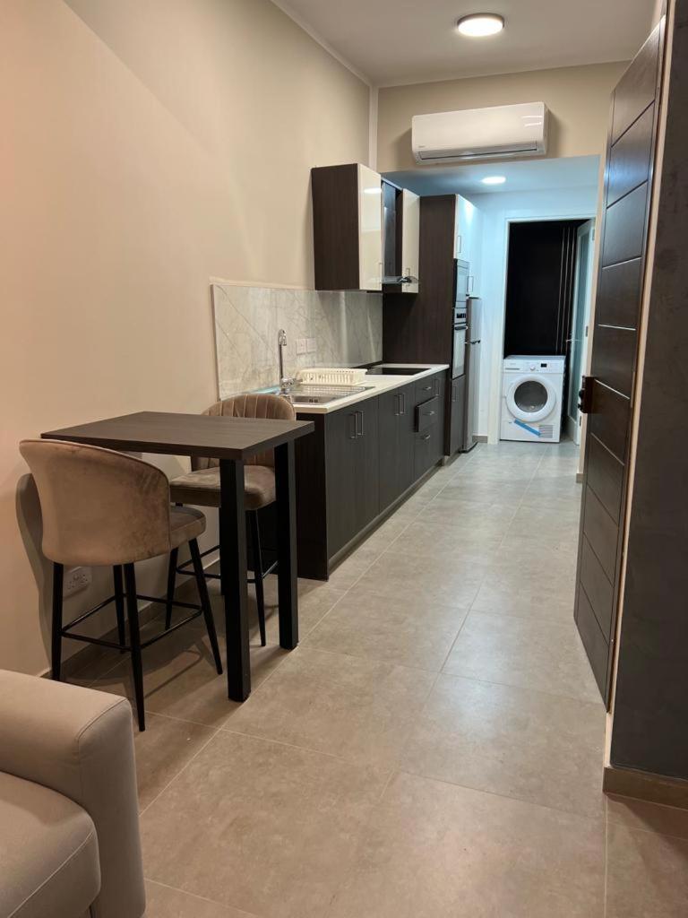 Stresa Court Apartments Saint Julian's Bagian luar foto